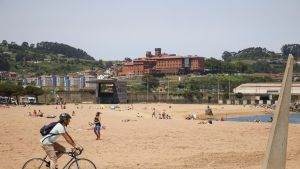 Más autobuses, nuevas zonas de aparcamiento y vigilancia policial para que no se invada la playa: las medidas de apoyo a la Semana Negra en el Arbeyal