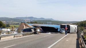 Cortada la circulación de la C-32 tras volcar un camión que transportaba un líquido corrosivo pero no inflamable
