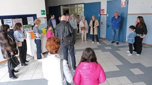 Trebaseleghe, l’ultimo abbraccio alla scuola da demolire: «Cadono i muri, ma non muore il ricordo»