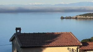 Fitta nebbia sul mare, lo spettacolare fenomeno atmosferico all’isola d’Elba. Ecco cos’è