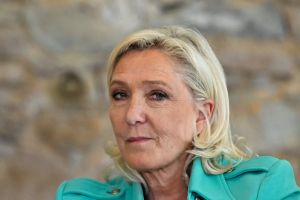 Marine Le Pen a dîné avec Bernard Arnault et la fine fleur du capitalisme français, un tournant politique