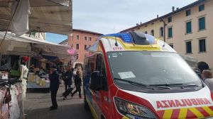 In tre inciampano nel rialzo che protegge i cavi in piazza a Sacile: anziano in ospedale