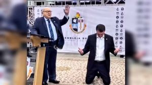 Flávio Bolsonaro quer sequestrar a fé cristã no Brasil