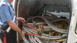 Scoperti a rubare rame dalla casa in campagna Denunciati due uomini