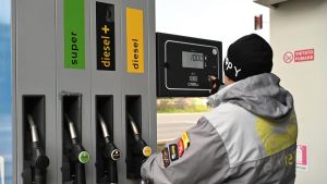 Carburanti, i trucchi per risparmiare. Autobus e stop alle gite fuori porta