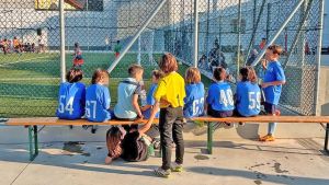 Aggredito con pietre e bastoni dai maranza, il parroco: basta chiudo il campo da calcio dell’oratorio