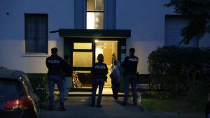 Bimbo caduto dalla finestra a Bologna: “Stava giocando con la sorellina, si è arrampicato ed è precipitato”