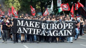 Remigration Summit, alta tensione: due contromanifestazioni Antifa, polemica in Comune e Regione