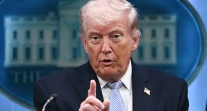 Trump advierte a Irán por supuestos cobros a petroleros en el estrecho de Ormuz