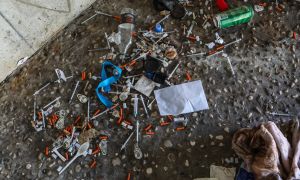 Kup odvrženih igel pod Mesarskim mostom