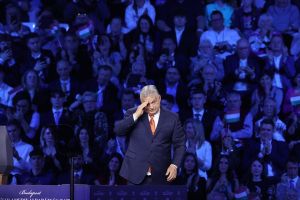 (POGLED) Kolumna Stephena Holmesa: Ali lahko Madžarska spremeni smer? Ali volitve še vedno spreminjajo, kdo vlada?
