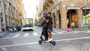 Targa ai monopattini, un mese dall’obbligo: per ora nessuno se ne è preoccupato