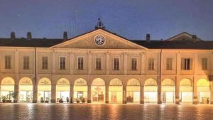 Una nuova veste per piazza Ottinetti Lunette e tendaggi sotto i portici storici