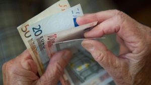Abgeordnete sollten in die Rentenkasse einzahlen - und wir müssen noch weiter gehen