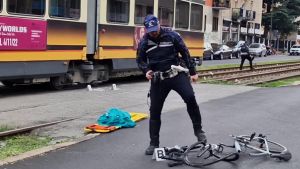 Ciclista investita dopo una caduta: Carmina Spagnolo scivola sull’asfalto e viene travolta da un’auto