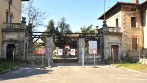 Immondizia e bivacchi nell’area ex frigorifero a Udine: «Spaccio a tutte le ore»