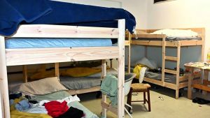 Gli schiavi del tabacco nella fabbrica clandestina, tra turni massacranti e documenti sequestrati