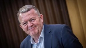 Den gamle ged væl­ter sig i møgs­a­ger - hvor­for bli­ver vi ved med at til­gi­ve ham?