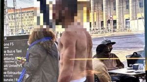 Stazione di Padova, a petto nudo sfascia i bicchieri: paura in zona rossa