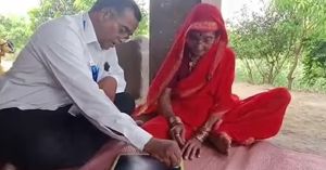 In a Maharashtra Village, an 86- YO Woman Who Never Went to School Finally Learns To Read And Write