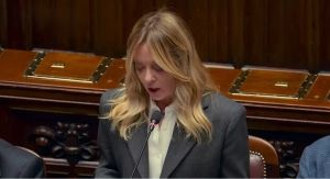 Il metodo Meloni e il guanto di sfida ai palazzi della politica