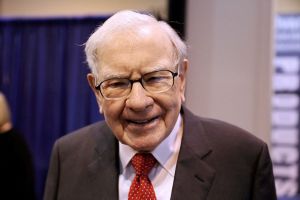 Warren Buffett Drinks 1,825 Cans of Coke Yearly: The Oracle's Iconic Habit at Age 95