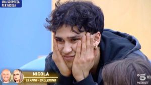 ‘Portami a ballare’ commuove Amici: il pianto di Nicola per la perdita della mamma e il gesto dolcissimo di Maria De Filippi