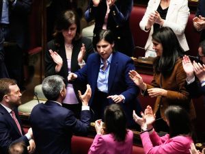 Giorgia indica l'avversaria: è Elly. Ma Conte reagisce: 