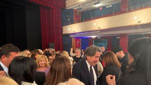 A Napoli va in scena il caso Garlasco, folla di spettatori e curiosi a caccia di selfie con l'avvocato di Stasi: «Siamo le bambine di De Rensis»