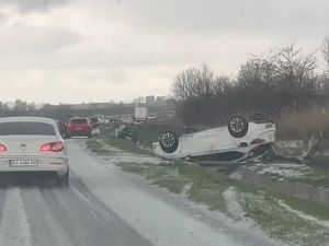 Автомобил се преобърна край Поморие след внезапна градушка