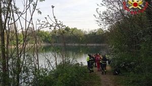 Auto finisce nel laghetto: trovato cadavere nella vettura. Giallo a Nerviano