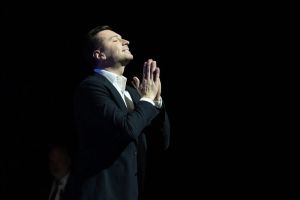 « Paris Match » met en scène la relation de Jordan Bardella avec une noble, et tant pis pour le « vernis social » du RN