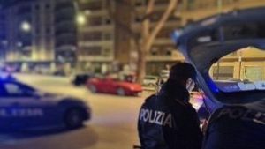 Sedicenne ferito nel raid a piazza Carolina: un arresto, si cerca il complice. L'ipotesi della lite tra giovanissimi