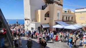 Capri e l'ordinanza che multa chi assalta i turisti. Il sindaco: «I visitatori fermati fino a 5 volte solo dal porto alla funicolare: è spiacevole»