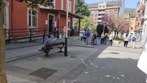 Esperas de más de una hora y colas en la calle para hacer trámites en el Ayuntamiento de Mieres: 