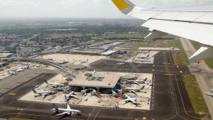 Altroché Hormuz, l'Italia si ferma da sola. Un weekend senza aerei e treni