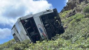Un muerto y 14 heridos tras precipitarse un autobús en San Sebastián de La Gomera