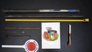 Evadono dai domiciliari in auto con mazze di ferro: fermata coppia durante un controllo