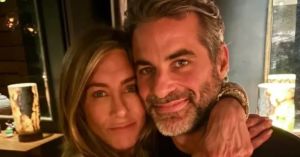 A influência do namorado ‘guru’ na vida íntima de Jennifer Aniston