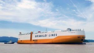 Nave Grimaldi bloccata nello Stretto di Hormuz, «equipaggio in sicurezza»