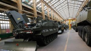 Las claves de la pelea interna de los 8x8: el Gobierno lamenta los atrasos e Indra asegura que la próxima semana se entregarán más