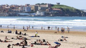 Nuevo susto en la playa de San Lorenzo de Gijón: un kitesurfista pierde la cometa por el fuerte viento y motiva un amplio despliegue de Bomberos y Policía