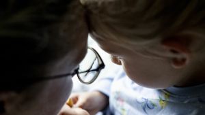 Helt små børn snyder deres forældre. Men ikke nødvendigvis med vilje