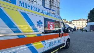 Cade dal monopattino e batte la testa: giovane grave. Paura nel centro storico