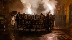 Corteo anarchico con danni e polemiche: nessun colpevole