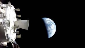 Artemis realiza las últimas maniobras para volver a la Tierra y cruza los dedos ante una reentrada de alto riesgo