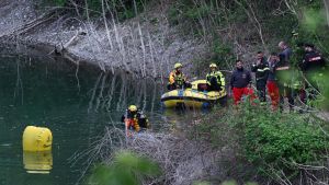Nerviano, trovato morto nell’auto in fondo al laghetto: incidente o gesto volontario, si indaga a tutto campo