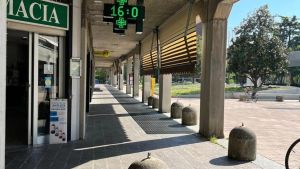 Spaccate in serie nelle farmacie, il Comune corre ai ripari: panettoni e barriere contro le “auto-ariete”