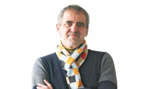 Kdor visoko leta, nizko pade