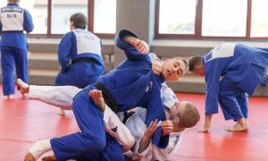 Kdo bo izobraževal o sprevrženih prijemih v športu?